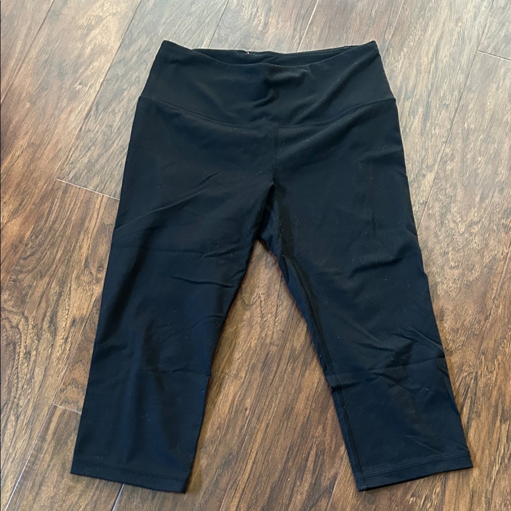 EUC Victoria's Secret VSX Black Crop Leggings, Size Small!